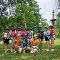 Du khách tham gia Team Building tại Khu du lịch suối khoáng nóng Alba Thanh Tân, Huế trong chương trình tour 2 ngày 1 đêm từ Đà Nẵng.