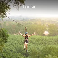 Du khách tham gia trò chơi Zipline mạo hiểm tại Khu du lịch Suối Khoáng Nóng Alba Thanh Tân Huế, hoạt động nổi bật giúp tái tạo năng lượng và gắn kết tập thể.