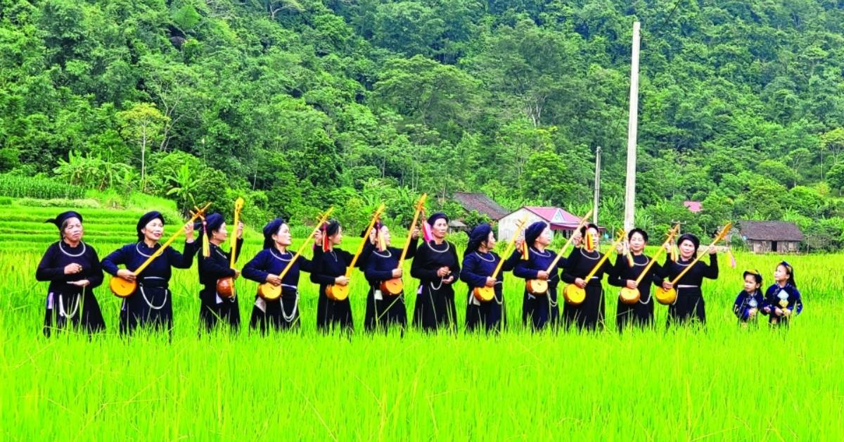 Biểu diễn hát Then của người Tày