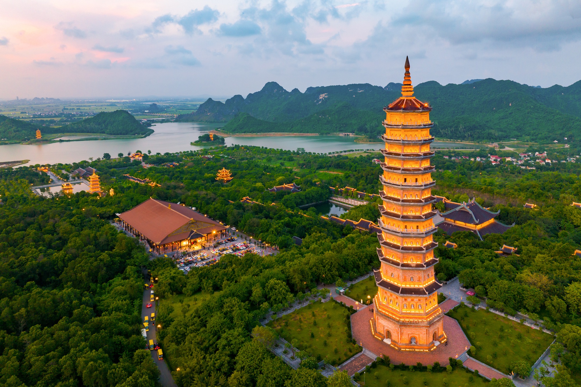 Tháp Báo Thiên - Ngọn tháp cao nhất Châu Á tỏa sáng giữa núi non Ninh Bình.