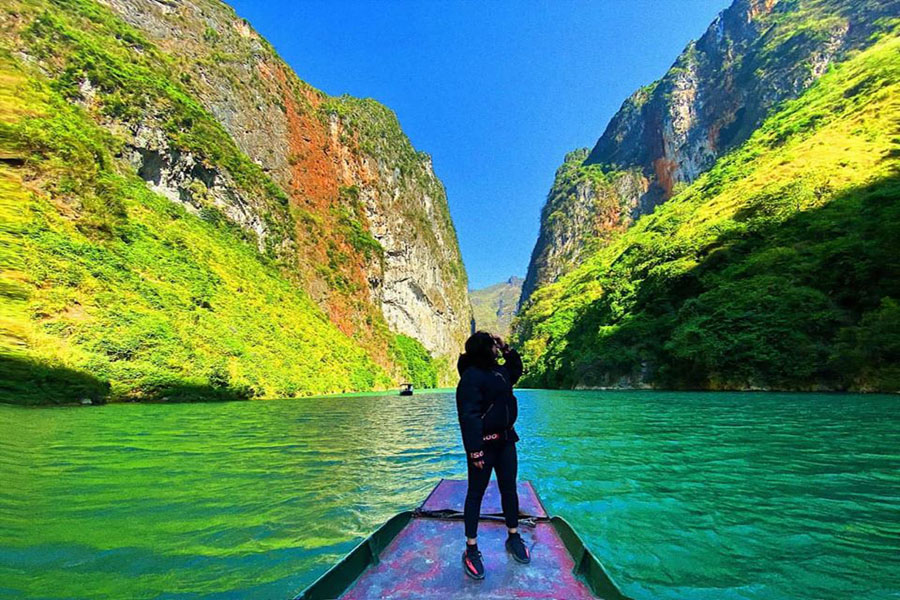 Du thuyền trên Sông Nho Quế