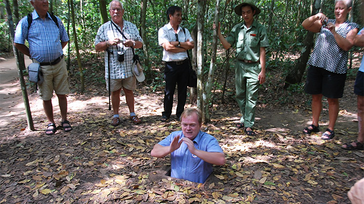 Trải nghiệm hoạt động chui hầm địa đạo - Experience tunnel crawling