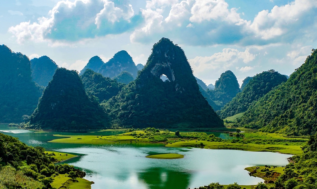 Khung cảnh núi Mắt Thần