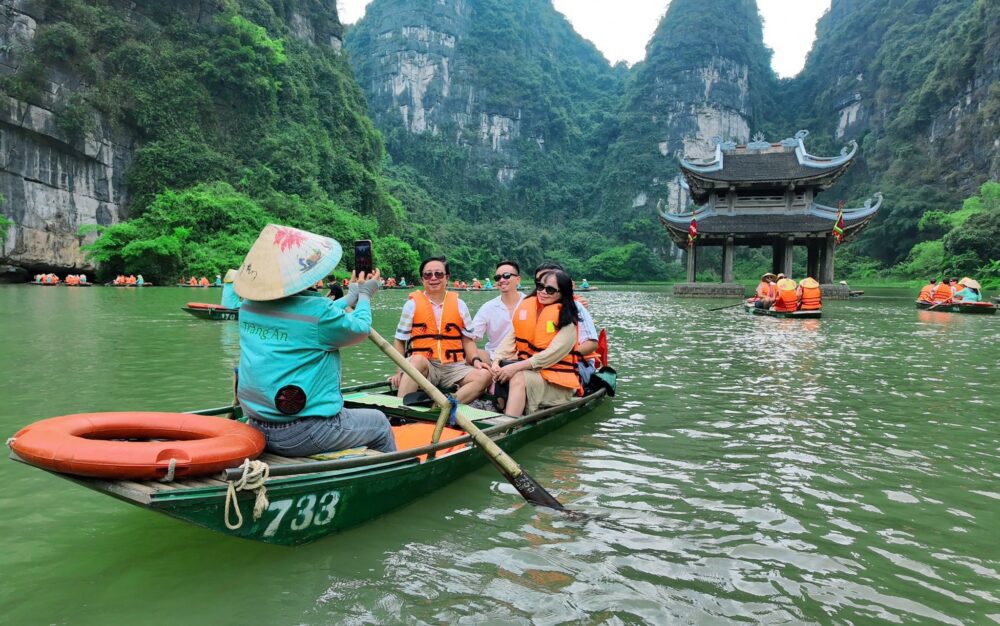 Checkin tại Đình Thuỷ Đình