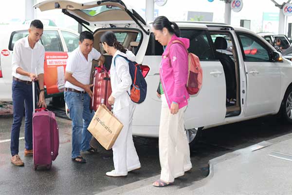 Xe đưa đoàn về lại khách sạn