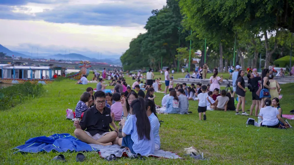 Không gian xanh mát bên sông Hương