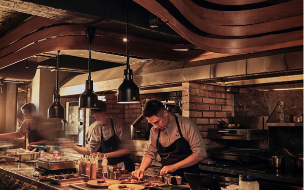 Đoàn dùng bữa tối tại nhà hàng