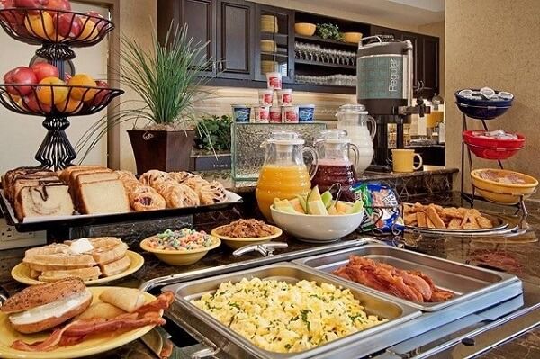 Dùng buffet sáng tại khách sạn