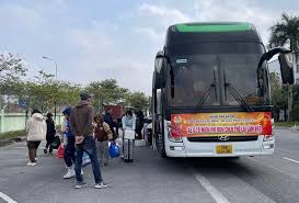 Xe đưa đoàn ra bến