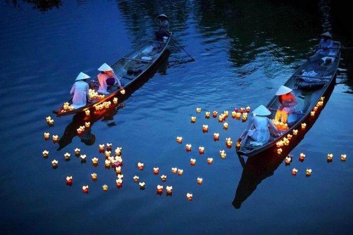 Thả đèn hoa đăng Hội An