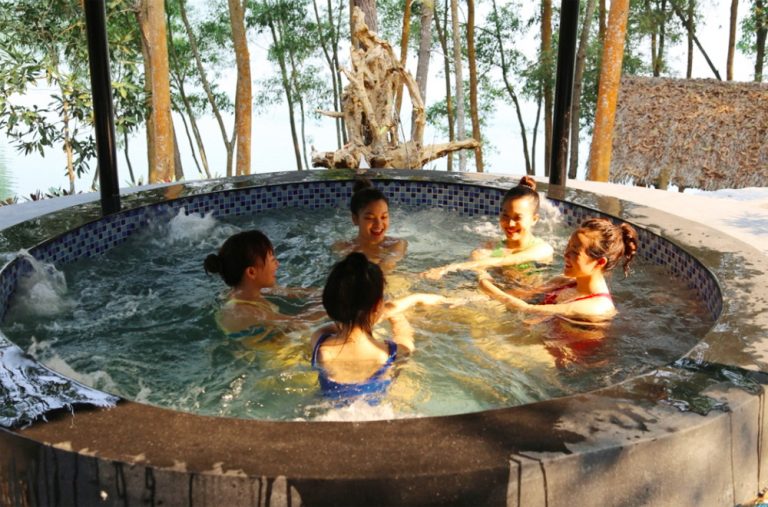 Trải nghiệm tắm khoáng nóng 